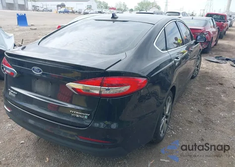 2019 Ford Fusion Hybrid Titanium z USA, uszkodzony, nr VIN 3FA6P0RU0KR217200